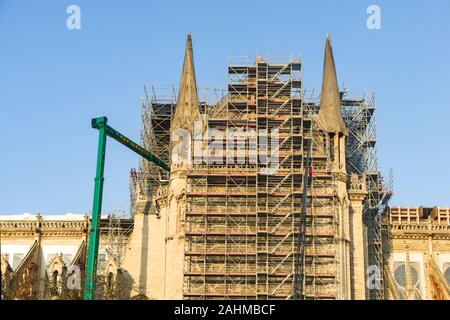 Die Außenseite des Cathédrale Notre-Dame de Paris mit Gerüst unter Reparaturen und Wiederaufbau, Paris, Frankreich Stockfoto