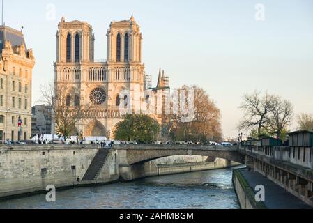 Die Außenseite des Cathédrale Notre-Dame de Paris mit Seine im Vordergrund an einem sonnigen Tag im Winter, Paris, Frankreich Stockfoto