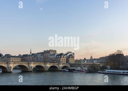 Blick Richtung Pont Neuf auf der Seine bei Sonnenuntergang, Paris, Frankreich Stockfoto