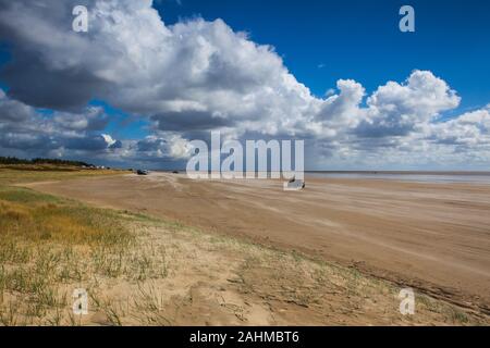 Auf dem fantastischen Strand am Sonderstrand, Romo Halbinsel Jütland, Dänemark. Landschaft nach starkem Regen. Der Strand ist Favorit für Kitesurfen, Surfen e Stockfoto