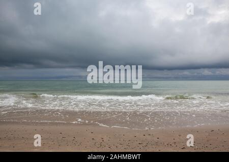 Am Strand von Skagen nach starkem Regen, Dänemark. Ort, an dem der Ostsee die Nordsee erfüllt. Stockfoto