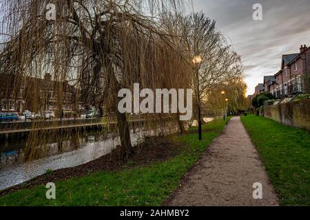 Pfad am Fluss Wensum in der Stadt Norwich in der Dämmerung Stockfoto