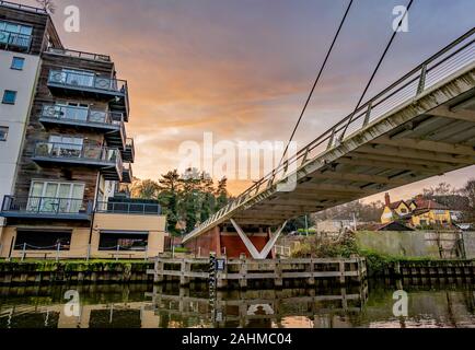 Friendship Bridge über den Fluss Wensum in der Stadt Norwich in der Dämmerung Stockfoto