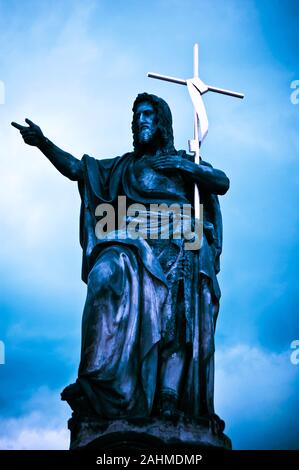 Statue des Hl. Johannes auf der nördlichen Stadttor der Altstadt von