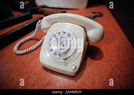 Details mit einem weißen altmodische Drehschalter dial Telefon aus dem kommunistischen Rumänien Ära. Stockfoto