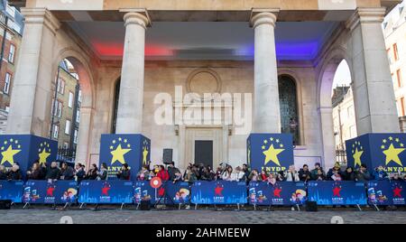 Covent Garden Piazza, London, UK. Zum 30. Dezember 2019. Marching Bands und Musik begrüßt die Zuschauer für die LNYDP Vorschau 2020 in Central London. Credit: Malcolm Park/Alamy Stockfoto