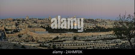 Tempelberg in Jerusalem, der Dämmerung vor der Morgendämmerung. Blick auf die Altstadt in Jerusalem in den frühen Morgenstunden vom Ölberg. Stockfoto