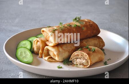 Pfannkuchen gefüllt mit Fleisch. Russische polnische Küche Stockfoto