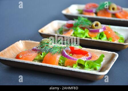 Gesunde Vollkornknuspriges mit Avocado-Paste, Lachs, Oliven, Zwiebeln, Tomaten. Gesunde Ernährung Gericht Stockfoto