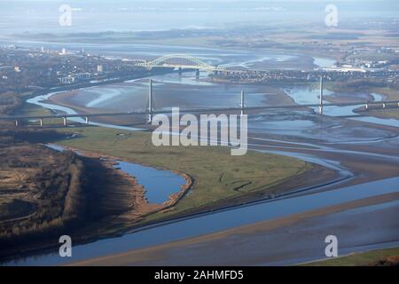 Luftaufnahme des Flusses Mersey bei Runcorn mit der Mersey Gateway Bridge und das Silberne Jubiläum Brücken Prominente, Cheshire, Großbritannien Stockfoto