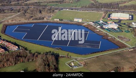 Luftaufnahme eines Solarparks auf Godley Reservoir, in der Nähe von Hyde, Cheshire Stockfoto
