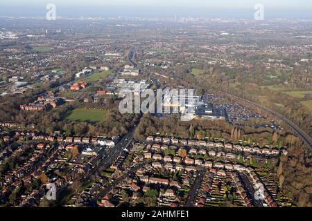 Luftaufnahme Blick nach Norden auf die B 5358&A 34 Wilmslow By-pass in Richtung Manchester City Centre, mit John Lewis & Sainsburys speichert Stockfoto