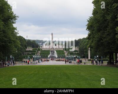 Frogner Park in europäischen Stadt Oslo in Norwegen mit bewölktem Himmel in 2019 kalten Sommer Tag auf Juli. Stockfoto