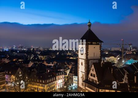 Stadtbild bei Nacht, Freiburg im Breisgau ist eine Stadt im Südwesten Deutschlands. Stockfoto