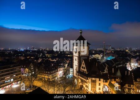 Stadtbild bei Nacht, Freiburg im Breisgau ist eine Stadt im Südwesten Deutschlands. Stockfoto