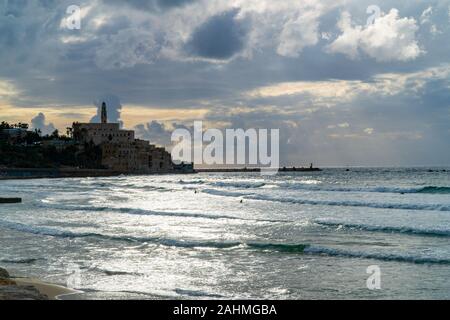 Israel, Tel Aviv, Jaffa, die Silhouette der Altstadt von Jaffa und die Einfahrt in den Hafen bei Sonnenuntergang Stockfoto