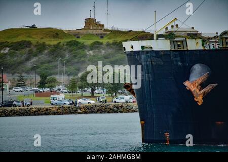 Bulk Carrier Schiff das Verlassen des Hafens von Newcastle in der Nähe der Vorderseite mit Anker und Hintergrund Stockfoto
