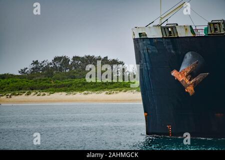 Bulk Carrier Schiff das Verlassen des Hafens von Newcastle in der Nähe der Vorderseite mit Anker und Hintergrund Stockfoto