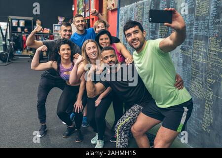 Athleten, die eine selfie mit dem Mobile in der Turnhalle Stockfoto
