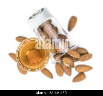 Amaretto als detaillierte Nahaufnahme isoliert auf weißem Hintergrund (selektive Fokus) Stockfoto