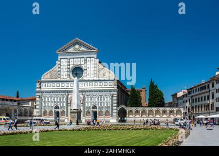 Florenz, Italien - Juni 5, 2019: Santa Maria Novella ist eine Kirche in Florenz, Italien, liegt gegenüber, und verleihen Ihren Namen, die Hauptstraße der Stadt railw Stockfoto