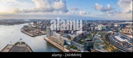 Antenne drone Panoramablick über Hafen Hamburg von oben vor Sonnenuntergang mit dramatischen stürmischen Wolken über dem Meer port Stockfoto