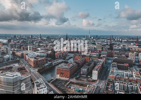 Antenne drone Ansicht der Hamburger Hafen mit Wolken über das historische Stadtzentrum und Hafen Stockfoto