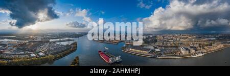 Antenne drone Panoramablick über Hafen Hamburg von oben vor Sonnenuntergang mit dramatischen stürmischen Wolken über dem Meer port Stockfoto