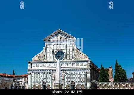 Florenz, Italien - Juni 5, 2019: Santa Maria Novella ist eine Kirche in Florenz, Italien, liegt gegenüber, und verleihen Ihren Namen, die Hauptstraße der Stadt railw Stockfoto