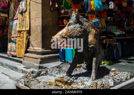 Florenz, Italien - Juni 5, 2019: Il Porcellino (Ferkel) ist der lokale Florentiner Spitzname für die Bronze Brunnen von einem Eber. Die Brunnenfigur wurde sc Stockfoto