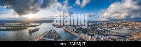 Antenne drone Panoramablick über Hafen Hamburg von oben vor Sonnenuntergang mit dramatischen stürmischen Wolken über dem Meer port Stockfoto