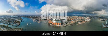 Antenne drone Panoramablick über Hafen Hamburg von oben vor Sonnenuntergang mit dramatischen stürmischen Wolken über dem Meer port Stockfoto