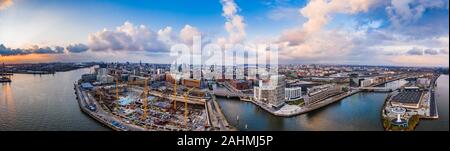 Antenne drone Panoramablick über Hafen Hamburg von oben bei Sonnenuntergang mit dramatischen stürmischen Wolken über das historische Stadtzentrum Stockfoto