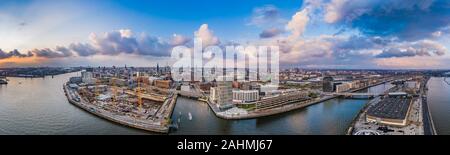 Antenne drone Panoramablick auf den Hamburger Hafen bei Sonnenuntergang mit dramatischen Wolken über das historische Stadtzentrum Stockfoto