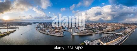 Antenne drone Panoramablick über Hafen Hamburg von oben vor Sonnenuntergang mit dramatischen stürmischen Wolken über das historische Stadtzentrum Stockfoto