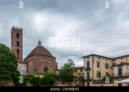 Lucca, Italien - 6. Juni 2019: Die Kirche der Heiligen Giovanni und Reparata ist im romanischen Teil des historischen Zentrums von Lucca. Die pres Stockfoto