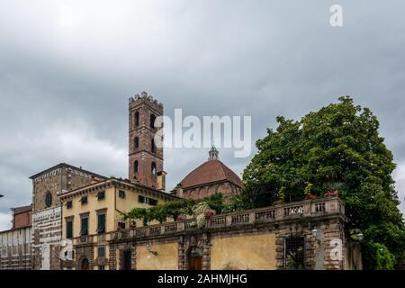 Lucca, Italien - 6. Juni 2019: Die Kirche der Heiligen Giovanni und Reparata ist im romanischen Teil des historischen Zentrums von Lucca. Die pres Stockfoto