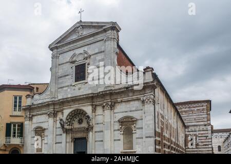 Lucca, Italien - 6. Juni 2019: Die Kirche der Heiligen Giovanni und Reparata ist im romanischen Teil des historischen Zentrums von Lucca. Die pres Stockfoto