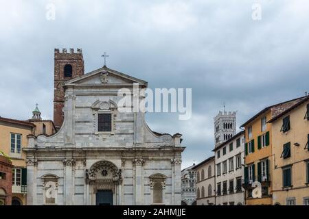 Lucca, Italien - 6. Juni 2019: Die Kirche der Heiligen Giovanni und Reparata ist im romanischen Teil des historischen Zentrums von Lucca. Die pres Stockfoto