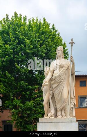 Napoleon Square, allgemein bekannt als Piazza Grande, war zu Napoleon durch seine Schwester Elisa Baciocchi Bonaparte gewidmet. Das Denkmal ist zu Mar gewidmet Stockfoto