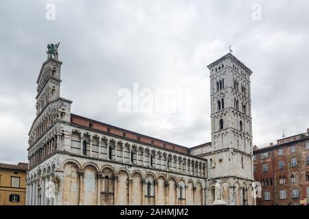 Lucca, Italien - 6. Juni 2019: San Michele in Foro ist eine römisch-katholische Basilika Kirche, über das antike römische Forum gebaut. Bis 1370 war der Sitz Stockfoto