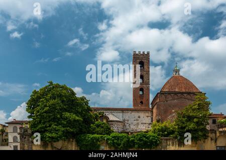 Lucca, Italien - 6. Juni 2019: Die Kirche der Heiligen Giovanni und Reparata ist im romanischen Teil des historischen Zentrums von Lucca. Die pres Stockfoto