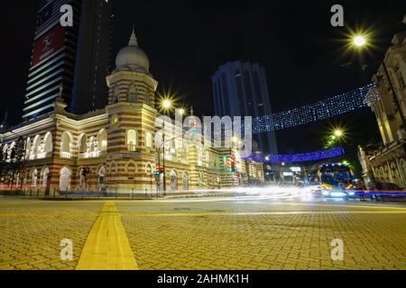 Kuala Lumpur, Malaysia - 8. November 2019: Nachtaufnahme der Nationalen Textilmuseum, Kuala Lumpur, Malaysia. Das schöne Gebäude liegt in der Nähe von Stockfoto