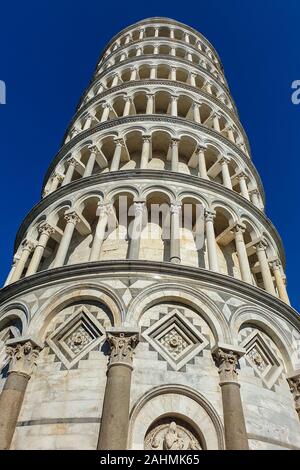 Der Schiefe Turm von Pisa ist der campanile, oder freistehenden Glockenturm, der Kathedrale von der italienischen Stadt Pisa, weltweit bekannt für seine fast f Stockfoto