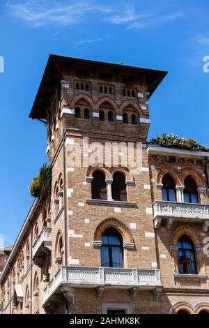 Neoromanische Palast auf dem Platz San Vito (Piazza San Vito) Treviso, Venetien, Italien, Europa, EU. Gebäudefassade. Blauer Himmel, Kopierbereich. Stockfoto