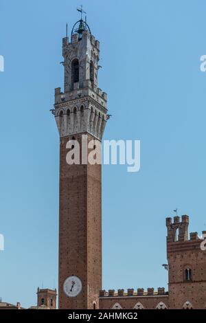 Der Torre del Mangia ist ein Turm befindet sich in der Piazza del Campo, neben dem Palazzo Pubblico (Rathaus). Wenn gebaut, es war einer der höchsten se Stockfoto