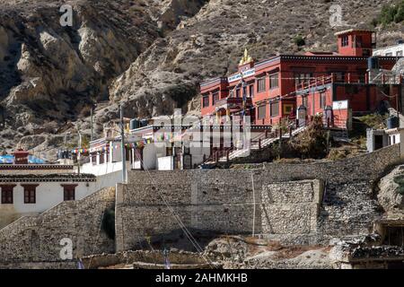 Ein buddhistischer Tempel in der kleinen Stadt von Marpha, Nepal. Stockfoto