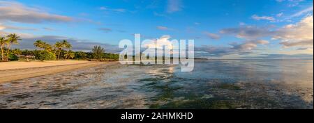 Einen atemberaubenden Sonnenuntergang vom unberührten Strand über dem Indischen Ozean bei cenizaro der Residenz, Sansibar, Tansania, Afrika Stockfoto