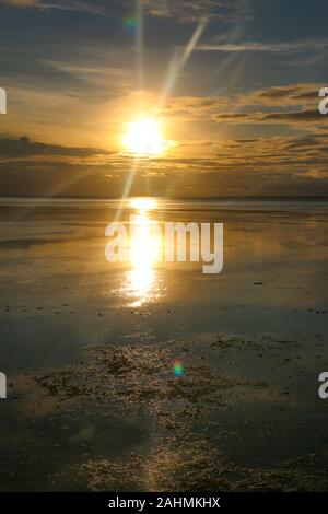 Einen atemberaubenden Sonnenuntergang vom unberührten Strand über dem Indischen Ozean bei cenizaro der Residenz, Sansibar, Tansania, Afrika Stockfoto