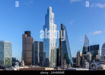 Anzeigen von 100 Bishopsgate, ein neues, modernes Bürogebäude in der Innenstadt von London Financial District höher als die Cheesegrater, Turm 42 und 100 Bishopsgate Stockfoto